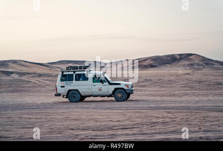 Hurghada, Egypte - Février 26, 2017 : voiture, jeep ou 4x4 hors route pendant la conduite dans le désert blanc sur fond de ciel. Safari tour. L'activité extrême. Vacati Banque D'Images