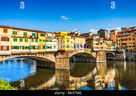 Ponte Vecchio avec Arno au coucher du soleil à Florence, Italie Banque D'Images