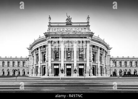 Belle vue de la ville historique de Burgtheater (le Théâtre de la cour impériale) avec le célèbre Wiener Ringstrasse de Vienne, Autriche Banque D'Images