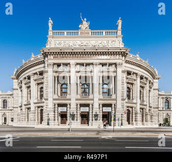 Belle vue de la ville historique de Burgtheater (le Théâtre de la cour impériale) avec le célèbre Wiener Ringstrasse, lumière du soir, Vienne, Autriche Banque D'Images