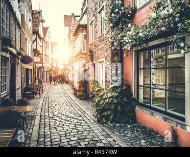 Allée magnifique scène en vieille ville en Europe au coucher du soleil Banque D'Images