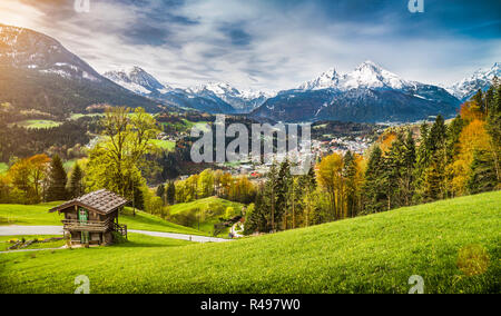 Vue panoramique du magnifique paysage de montagne dans les Alpes bavaroises avec village de Berchtesgaden et massif du Watzmann en arrière-plan au lever du soleil Banque D'Images