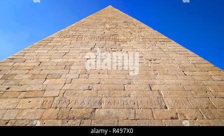 Pyramide de Cestius Romain ancien contre le ciel bleu à Rome, Italie Banque D'Images