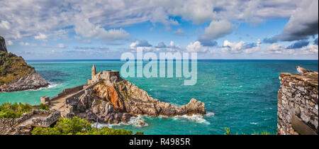 Vue panoramique sur la célèbre église gothique de Saint Pierre (Chiesa di San Pietro) avec mouette sur un rocher dans la ville de Porto Venere, ligurie, italie Banque D'Images