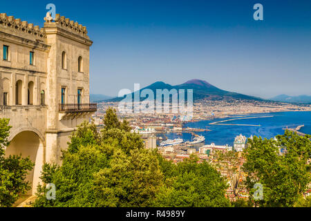 Scenic photo-carte postale de la ville de Naples (Napoli) célèbre avec le Vésuve en arrière-plan du monastère Certosa di San Martino, Campan Banque D'Images