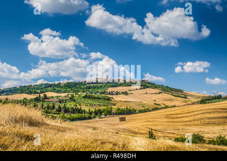 Beau paysage de Toscane avec la vieille ville de Pienza sur une colline en été, Val d'Orcia, Italie Banque D'Images