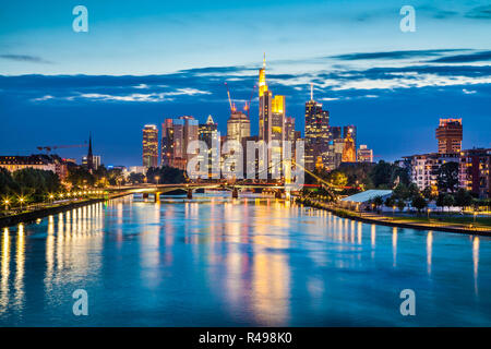 Belle Vue de Francfort am Main skyline at Dusk, Allemagne Banque D'Images