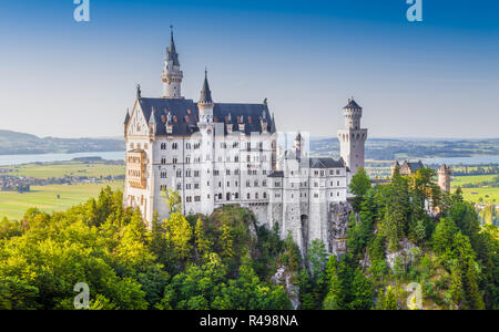 Belle vue de la célèbre château de Neuschwanstein, le 19e siècle palais néo-roman construit pour le Roi Ludwig II, dans la belle lumière du soir Banque D'Images