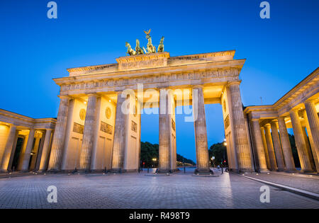 La vue classique du célèbre Brandenburger Tor (Porte de Brandebourg), l'un des plus célèbres monuments et symboles nationaux de l'Allemagne, au crépuscule pendant blue Banque D'Images