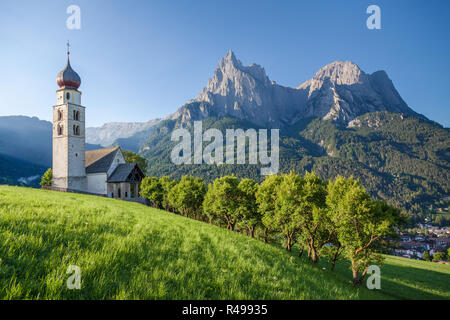 Vue panoramique du paysage de montagne dans les Dolomites avec Saint Valentin et de l'Église célèbre Mont Actaeon dans la belle lumière du matin au lever du soleil, v Banque D'Images