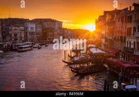 Classic vue panoramique de célèbre Canal Grande du célèbre Pont du Rialto en magnifique lumière du soir au coucher du soleil en été, Venise, Italie Banque D'Images