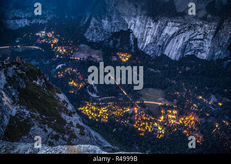 Vue panoramique vue aérienne de la célèbre vallée de Yosemite allumé dans le magnifique coucher du soleil au cours de l'après twilight blue hour au crépuscule en été, Yosemite Banque D'Images