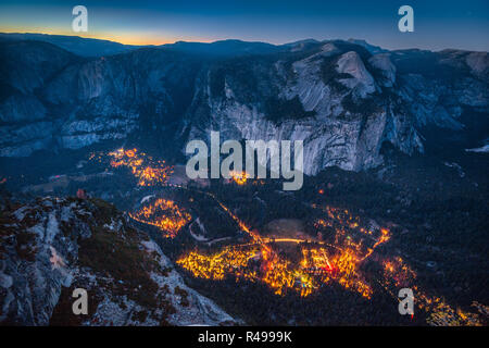 Vue panoramique vue aérienne de la célèbre vallée de Yosemite allumé dans le magnifique coucher du soleil au cours de l'après twilight blue hour au crépuscule en été, Yosemite Banque D'Images