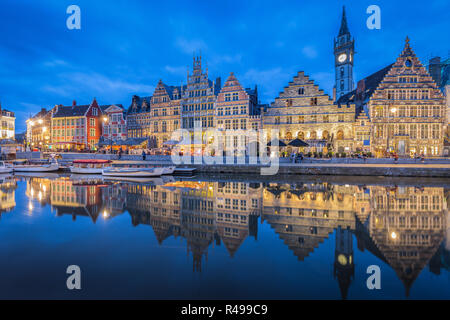 Vue panoramique de Graslei célèbre dans le centre-ville historique de Gand illuminée en beau coucher du soleil au cours de l'après twilight blue hour au crépuscule avec Lys Banque D'Images