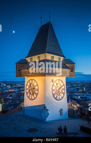 Belle vue de crépuscule célèbre Grazer Uhrturm (tour de l'horloge) allumé pendant l'heure bleue au crépuscule, Graz, en Styrie, Autriche Région Banque D'Images