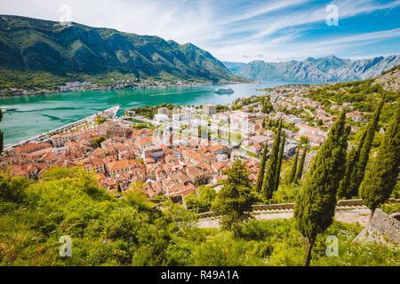 Superbe vue panoramique sur la ville historique de Kotor avec célèbre baie de Kotor sur une belle journée ensoleillée avec ciel bleu et nuages, le Monténégro, Balkans Banque D'Images