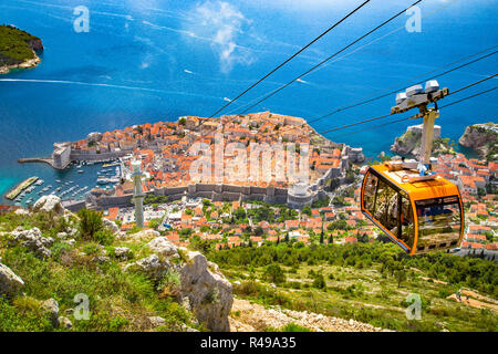 Vue Aérienne Vue panoramique de la vieille ville de Dubrovnik avec le célèbre Cable Car sur la montagne de Srd sur une journée ensoleillée avec ciel bleu et nuages dans l'été, la Dalmatie, Banque D'Images