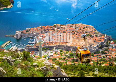 Vue Aérienne Vue panoramique de la vieille ville de Dubrovnik avec le célèbre Cable Car sur la montagne de Srd sur une journée ensoleillée avec ciel bleu et nuages dans l'été, la Dalmatie, Banque D'Images