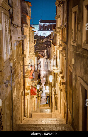 Classic vue verticale de la petite ruelle de la vieille ville de Dubrovnik, dans un beau matin avant le lever du soleil à l'aube au crépuscule en été, la Dalmatie, Croati Banque D'Images