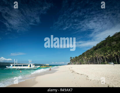 Bateaux de touristes sur la plage de puka, dans un paradis tropical Resort Boracay Island Philippines Banque D'Images