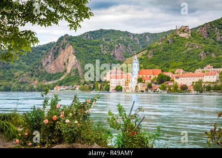 Beau paysage avec la ville de Durnstein et Danube dans la vallée de la Wachau, Basse Autriche Banque D'Images