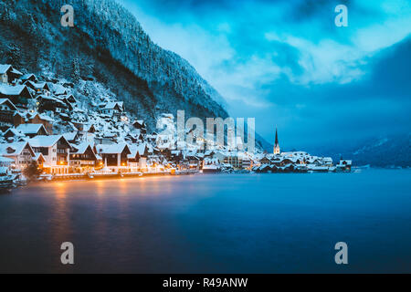 Vue panoramique de célèbre ville au bord du lac de Hallstatt dans les Alpes en mystic blue hour pendant le crépuscule à l'aube sur un beau jour brumeux froid en hiver, Salzk Banque D'Images
