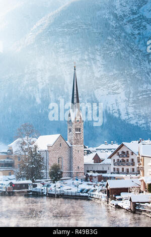 La vue classique du célèbre Hallstatt ville au bord du lac en hiver lever du soleil sur une belle journée ensoleillée à froid à l'époque de Noël, Salzkammergut, Autriche Banque D'Images