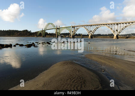 Yaquina Bay Shellfish Préserver pont de Newport Oregon Embouchure Banque D'Images