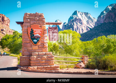 Entrée du Parc National Zion monument signe sur une belle journée ensoleillée avec ciel bleu en été, Utah, USA Banque D'Images