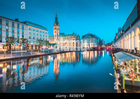 Crépuscule classique vue sur le centre-ville de Hambourg à l'hôtel de ville historique en raison de l'heure bleue au cours de Binnenalster au crépuscule, Allemagne Banque D'Images