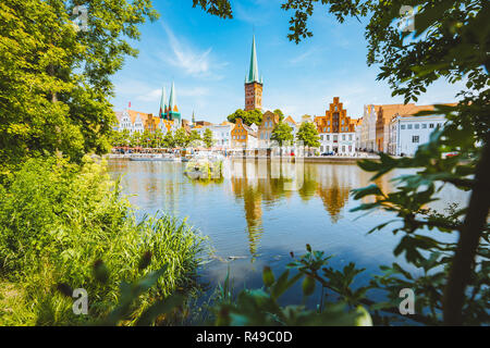 Classic vue panoramique de la ville historique de Lübeck avec célèbre rivière Trave en été, Schleswig-Holstein, Allemagne Banque D'Images