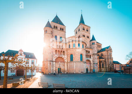 Belle vue de la célèbre cathédrale Trierer Dom (de Trèves) dans la belle lumière du matin d'or en été, Trier, Allemagne Banque D'Images