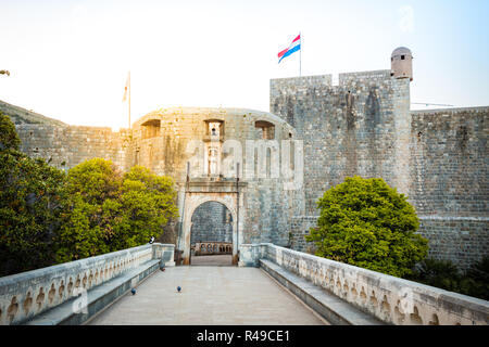 Vue panoramique de la Porte Pile (célèbre Dubrovnik Old Town Gate) dans la belle lumière du matin au lever du soleil, la Dalmatie, Croatie Banque D'Images