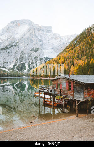 Vue panoramique de hangar à bois traditionnel célèbre Lago di Braies avec des pics de montagne Dolomites reflétant dans le lac, le Tyrol du Sud, Italie Banque D'Images