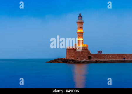 Phare de nuit dans le vieux port, Chania, Crete Banque D'Images