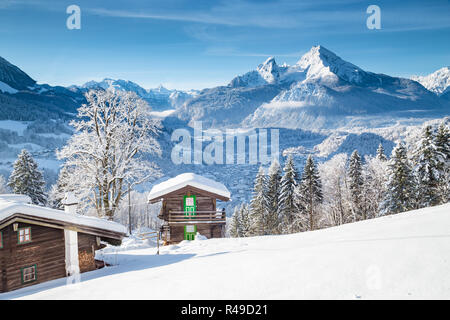 Belle vue de cabanes de montagne traditionnel en bois dans la ville pittoresque de féerie d'hiver paysage de montagne dans les Alpes Banque D'Images