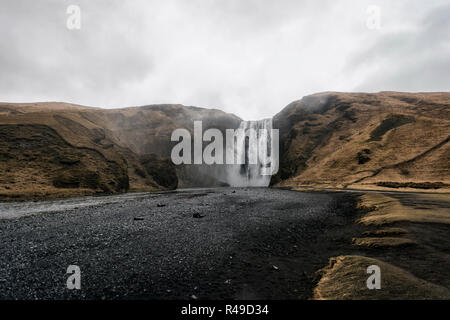 Cascade de Skogafoss dans le sud de l'Islande Banque D'Images