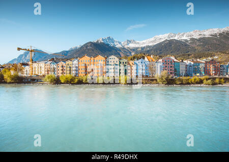 Centre-ville historique d'Innsbruck avec ses maisons colorées le long de la rivière Inn et célèbre sommet des montagnes en arrière-plan, Tyrol, Autriche Banque D'Images