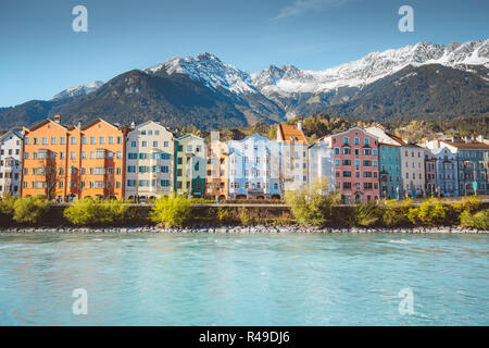 Centre-ville historique d'Innsbruck avec ses maisons colorées le long de la rivière Inn et célèbre sommet des montagnes en arrière-plan, Tyrol, Autriche Banque D'Images