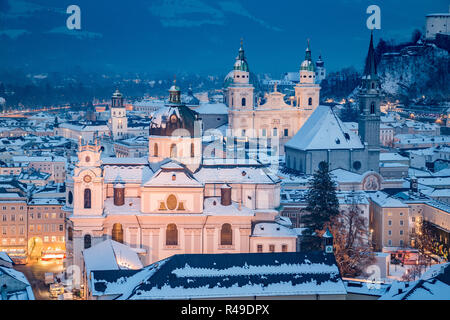 L'affichage classique de la vieille ville de Salzbourg avec célèbre Festung Hohensalzburg et Salzburger Dom illuminée en beau crépuscule durant scenic Chr Banque D'Images