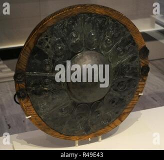 Bouclier de bronze caetra. À l'âge de fer. L'ancienne culture celtibère. 5ème-début 6e siècles avant J.-C.. Nécropole d'El Cuarto. Grave 3. Griegos (province de Teruel, Aragon, Espagne). Musée Archéologique National. Madrid. L'Espagne. Banque D'Images