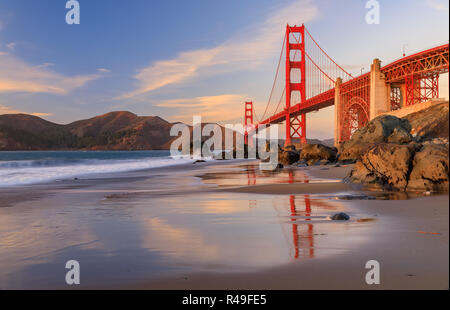 Célèbre Golden Gate Bridge view from the hidden et isolée du Marshall rocheuse plage au coucher du soleil à San Francisco, Californie Banque D'Images
