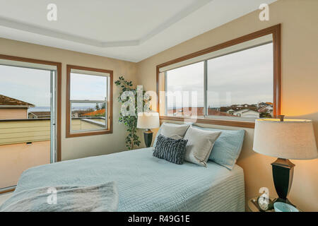 L'intérieur de chambre à coucher avec grand lit bleu clair. Banque D'Images