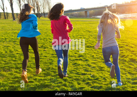 Trois jeunes filles courir dans le parc Banque D'Images