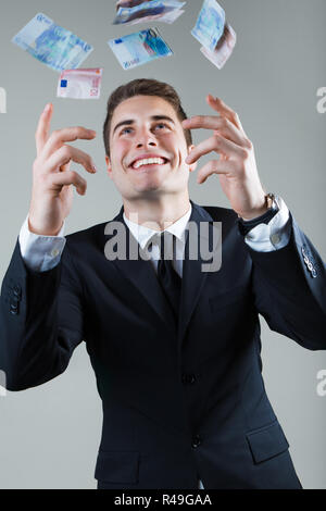 Jeune homme en soirée en jetant de l'argent. Banque D'Images