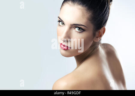 Beau visage de jeune femme adulte avec la peau propre et fraîche Banque D'Images