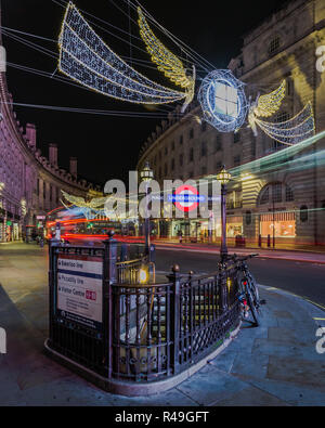 Piccadilly Circus et Regent Street la nuit. Banque D'Images