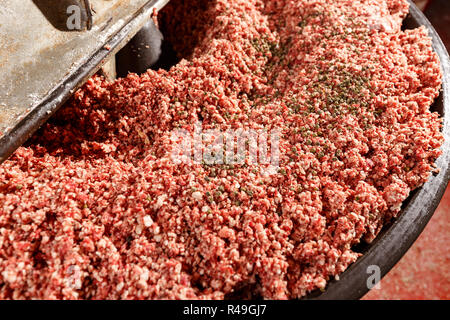 La viande dans le hachoir. L'industrie de la viande Banque D'Images