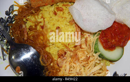 Nasi kuning sur une assiette. L'alimentation de l'Indonésie à Bandung. Banque D'Images