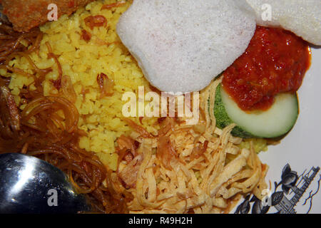 Nasi kuning sur une assiette. L'alimentation de l'Indonésie à Bandung. Banque D'Images